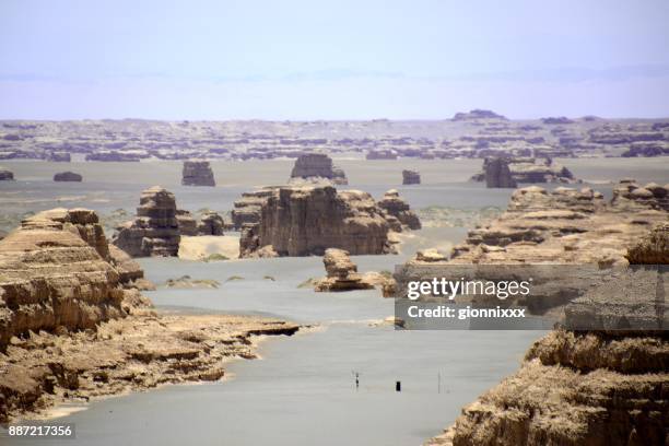 dunhuang yardang national geopark, gansu, china - dunhuang fotografías e imágenes de stock
