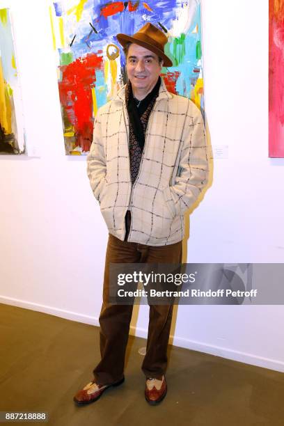Actor Simon Abkarian attends painter Caroline Faindt Exhibition Opening at "L'Espace Reduit" on December 6, 2017 in Paris, France.