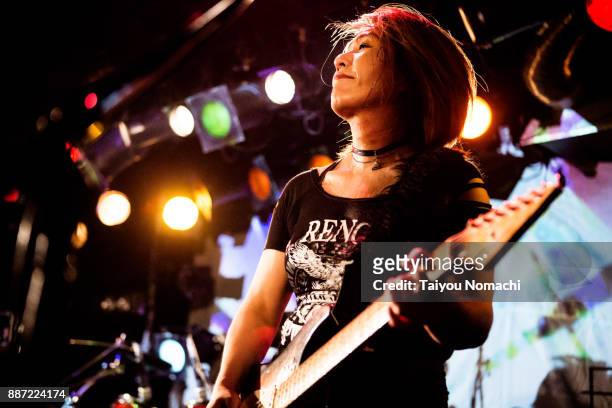 female guitarist - rock musician stock pictures, royalty-free photos & images