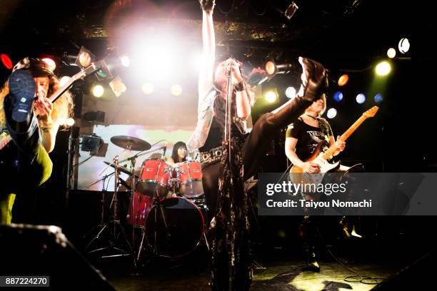 japanese female rock band - band on stage stock-fotos und bilder