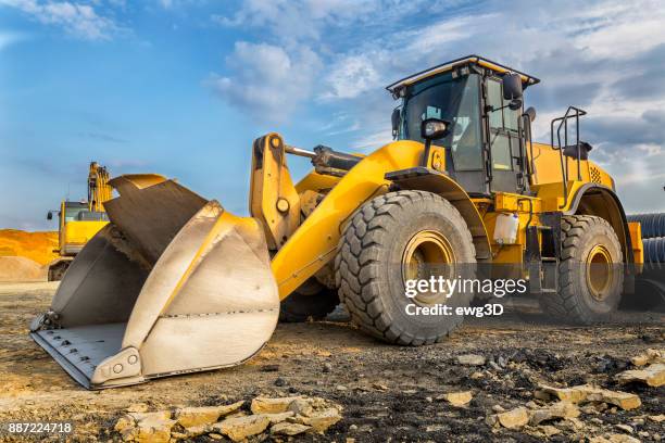 motor de terra em uma nova construção da estrada s3, polónia - excavator - fotografias e filmes do acervo