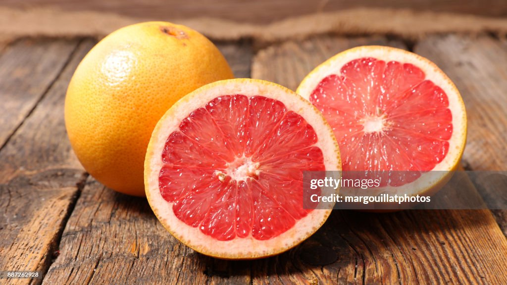 Grapefruit op houten achtergrond