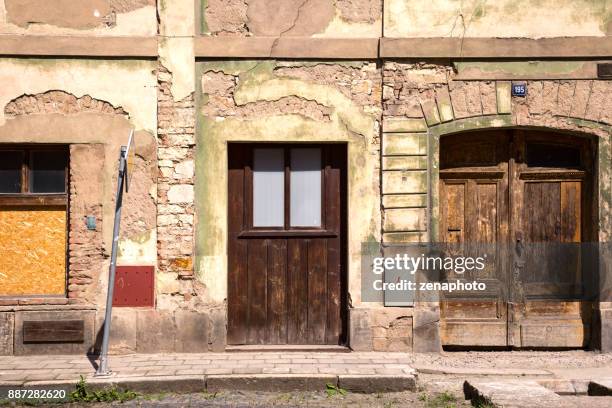 alte straße theresienstadt - gestapo stock-fotos und bilder