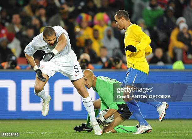 Defender Oguchi Onyewu , US goalkeeper Tim Howard and Brazilian forward Luis Fabiano fight for the ball during the Fifa Confederations Cup final...