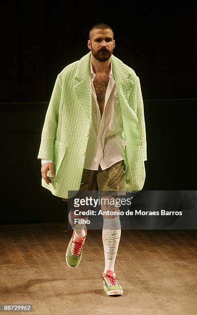 302 Walter Van Beirendonck Paris Fashion Week Menswear S S 2010 Stock  Photos, High-Res Pictures, and Images - Getty Images