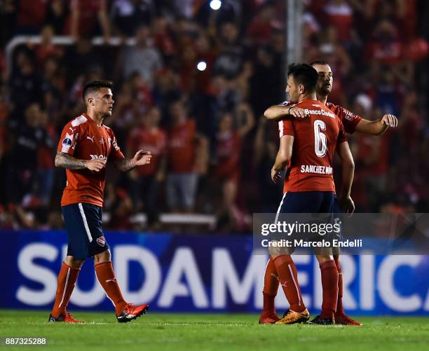 Players of Independiente celebrate after winning the first leg of the Copa Sudamericana 2017 final between Independiente and Flamengo at Estadio...