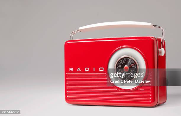vintage retro portable radio - radiodifusión fotografías e imágenes de stock
