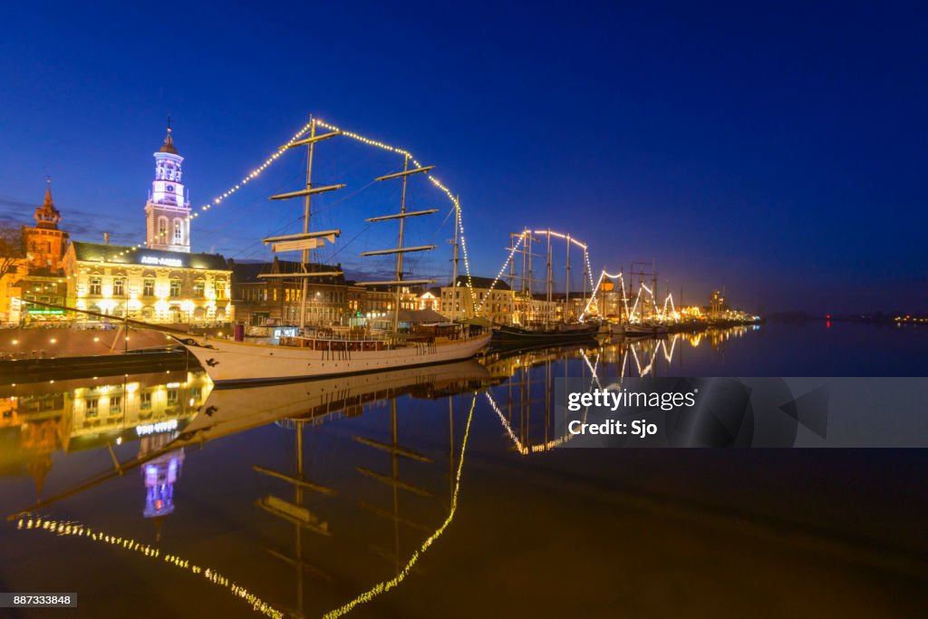 'S avonds uitzicht op de skyline van Kampen met de klassieke zeilschip Stedemaeght