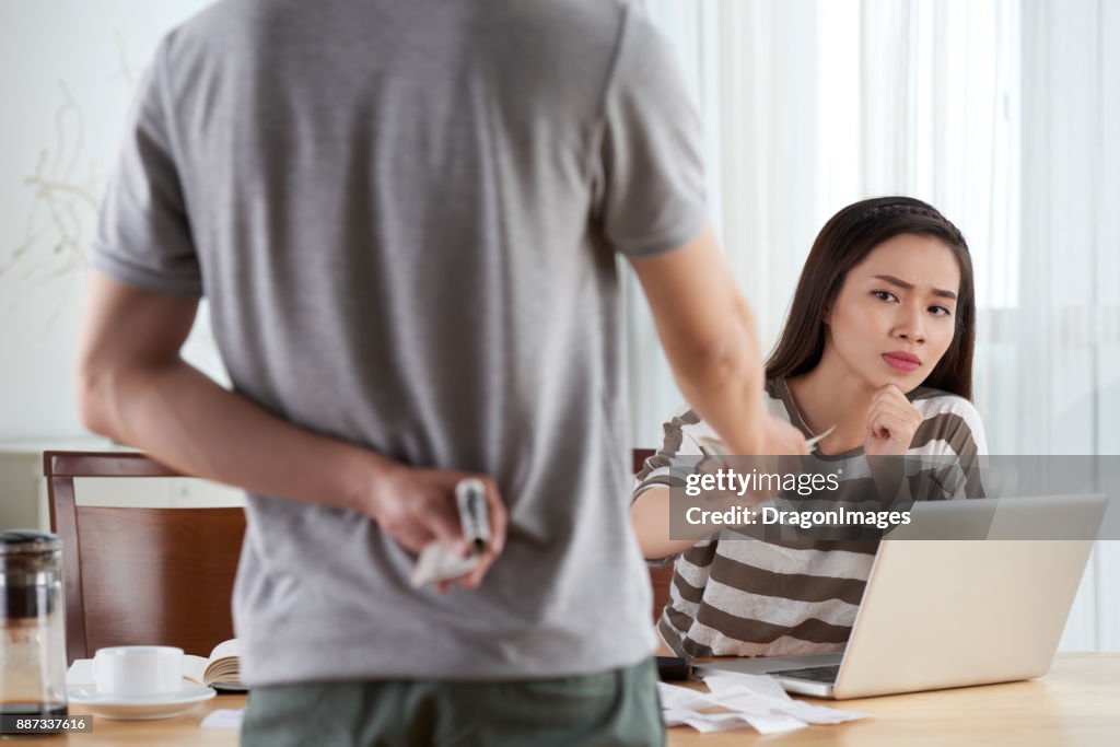 Dando parte del sueldo a esposa sospechosa