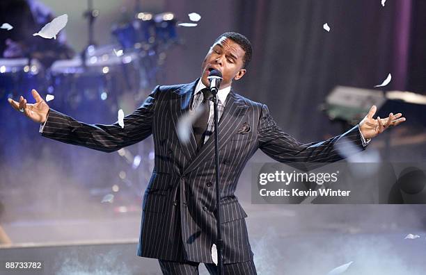 Singer Maxwell Photos and Premium High Res Pictures - Getty Images