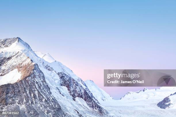 pastel sunrise colours over snowy mountains, alps, switzerland - alpenglow - fotografias e filmes do acervo