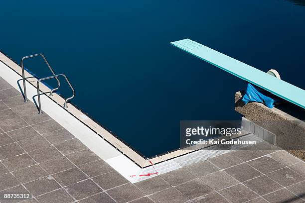 olympic pool - schwimmbeckenrand stock-fotos und bilder