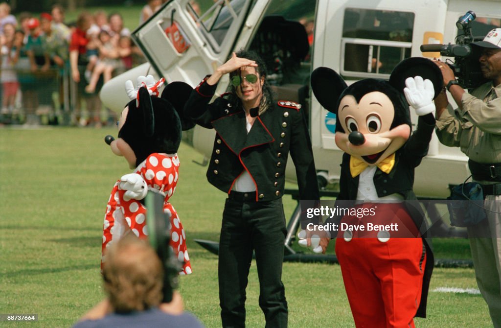 Michael Jackson Poses With Micky and Minnie Mouse