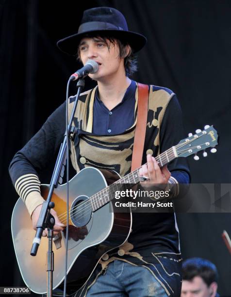 Peter Doherty performs on stage on day 3 of Glastonbury Festival at Worthy Farm on June 27, 2009 in Glastonbury, England.