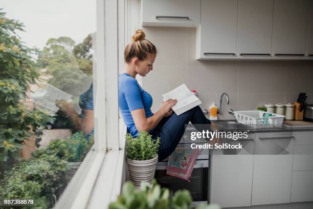 lectura en la cocina - melbourne australia fotografías e imágenes de stock