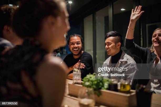 同僚の仕事の後飲み - melbourne city at night ストックフォトと画像