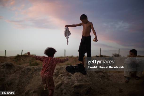 Young children internally displaced from the Pakistan's armies offensive in Buner, Swat and Lower Dir against the Taliban, collect their clothes...