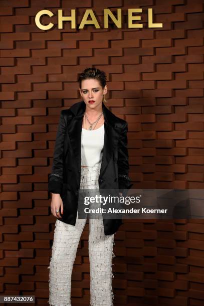 Kristen Stewart arrives for the Chanel - Collection Metiers d'Art Paris Hamburg 2017/18 at The Elbphilharmonie on December 6, 2017 in Hamburg,...