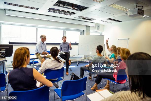 bedrijfspresentatie in uitvoering - workshop stockfoto's en -beelden