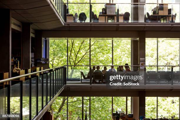 büroetage auf ebene 2 - the bigger picture englische redewendung stock-fotos und bilder