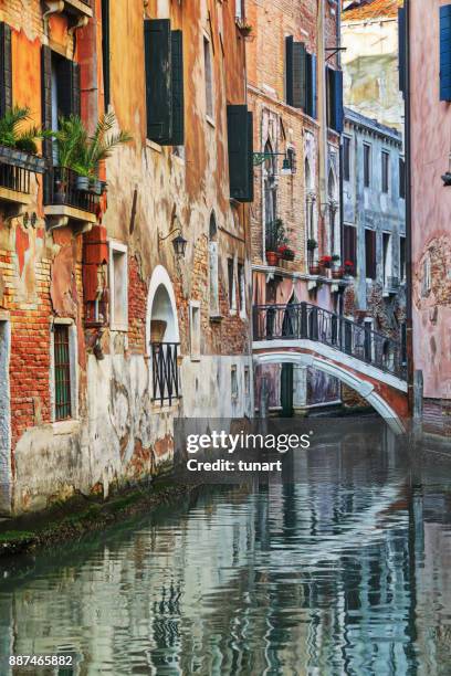 smalle grachten van venetië, italië - gondola traditional boat stockfoto's en -beelden