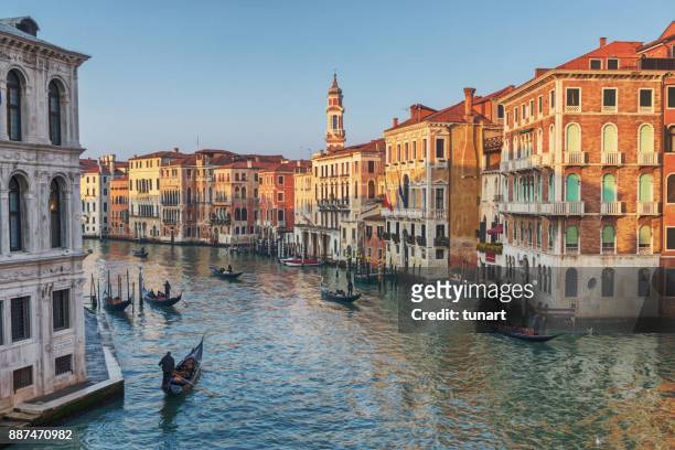 canal grande, venezia, italia - gondola traditional boat foto e immagini stock
