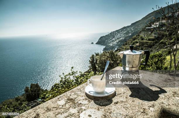 goedemorgen amalfikust - koffiepot stockfoto's en -beelden