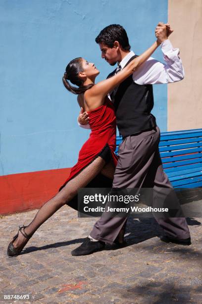 hispanic couple doing tango outdoors - tango stockfoto's en -beelden