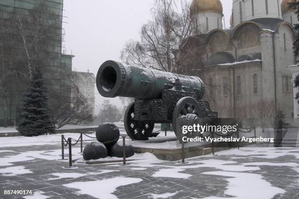 tsar cannon, tsar pushka, kremlin, moscow - tsar cannon stock pictures, royalty-free photos & images