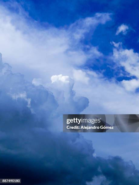 nube en la sombra - nube - fotografias e filmes do acervo