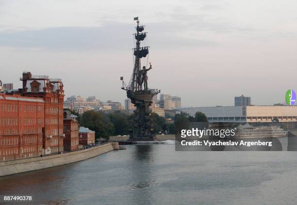 monument to peter the great (tsereteli) in moscow - peter the great statue stock pictures, royalty-free photos & images