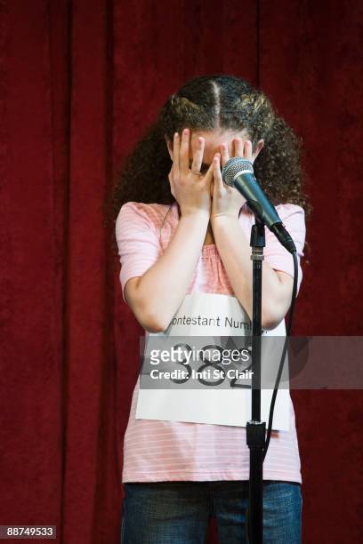 mixed race girl competing in spelling bee - 怯場 個照片及圖片檔