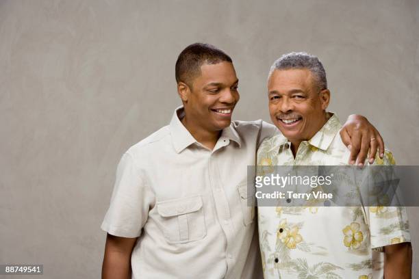 african father and adult son hugging and smiling - filhos adultos - fotografias e filmes do acervo