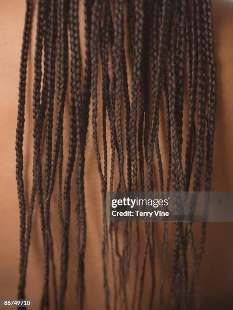 close up of african woman's long braids - natte photos et images de collection