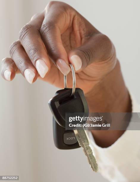 african woman holding car keys - car keys hand stockfoto's en -beelden