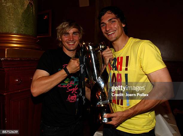 Mats Hummels and Marcel Schmelzer of the German team are pictured with the cup, after winning the U21 European Championship, on the DFB U21 European...