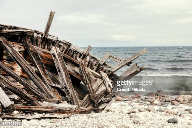 hundimiento de un barco de madera antigua - restos de un accidente fotografías e imágenes de stock
