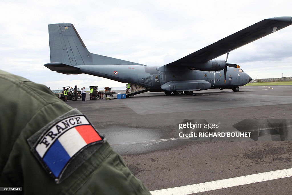 Military personel load a Transall plane