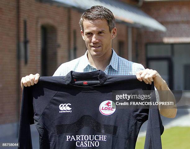 Lille's new goalkeeper Mickael Landreau poses with his new jersey during his official presentation on June 30, 2009 in Lille, northern France, after...