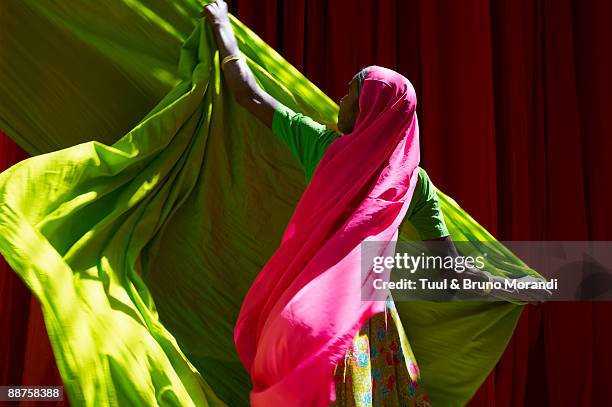 india, rajasthan, sari factory. - sari fotografías e imágenes de stock