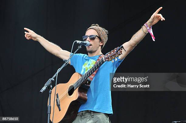 Jason Mraz performs on stage on day 3 of Glastonbury Festival at Worthy Farm on June 27, 2009 in Glastonbury, England.