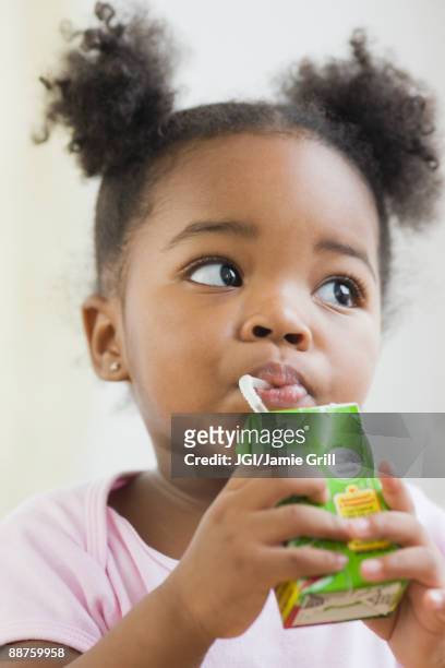 african american girl drinking juicebox - juice carton 個照片及圖片檔