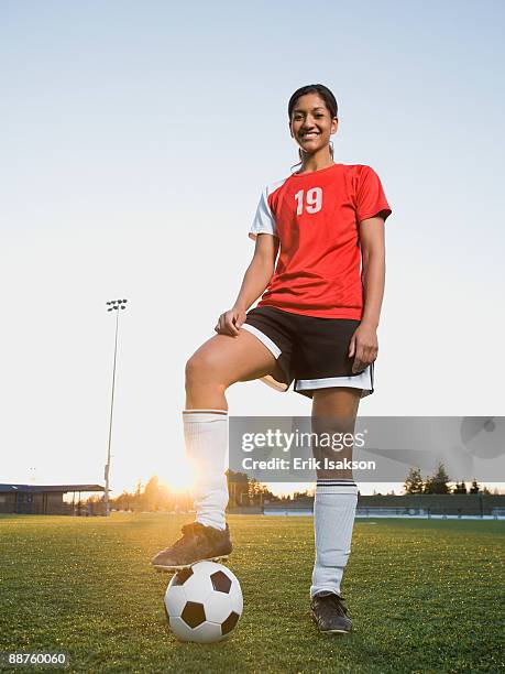 mixed race woman posing with soccer ball - oregon amerikaanse staat stockfoto's en -beelden