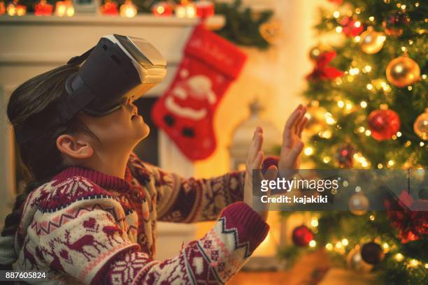 meisje met behulp van virtual reality simulator op kerstmis - top prospects game stockfoto's en -beelden