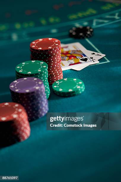 chips on a blackjack table  - pikbube stock-fotos und bilder