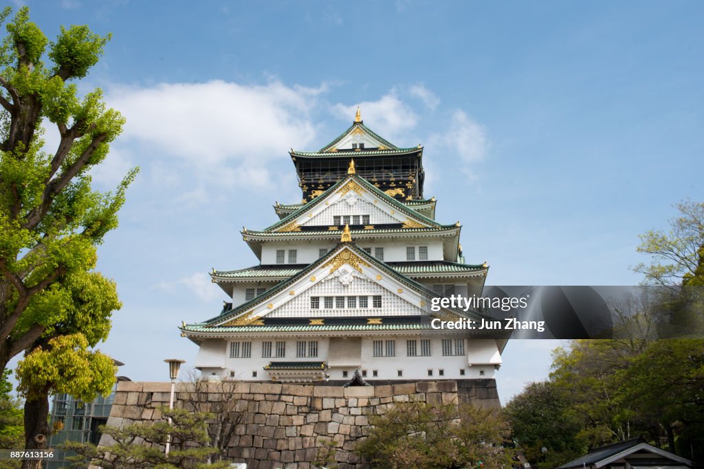 Château d’Osaka, un des monuments plus célèbres au Japon.
