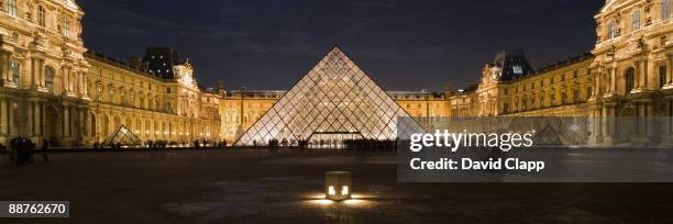 the louvre art gallery and glass pyramid, paris, france - louvre 個照片及圖片檔