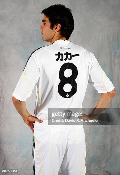Kaka poses with his new t-shirt and his name in Japanese on it before his official presentation at the Santiago Bernabeu on June 30, 2009 in Madrid,...