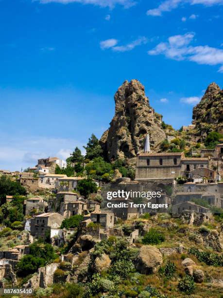 ghost town of pentedattilo, calabria - reggio calabria - fotografias e filmes do acervo