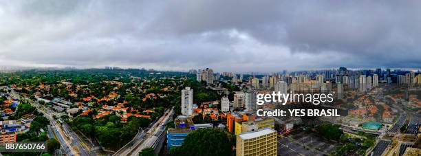 panoramisch beeld van de stad são paulo, brazilië - vierbaansweg stockfoto's en -beelden